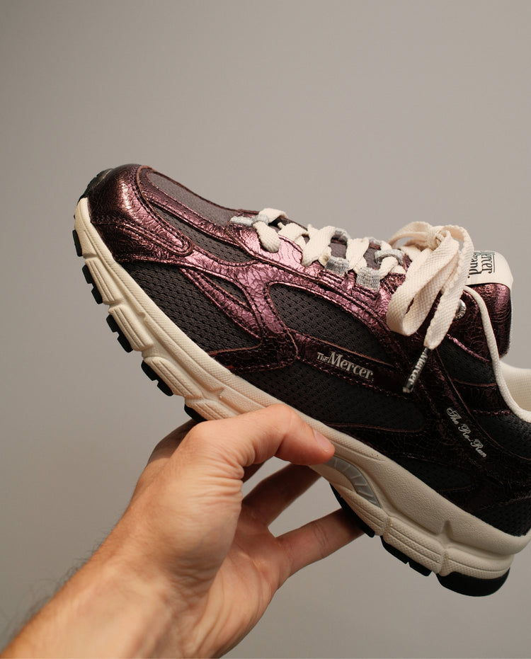 Donkerrode sneaker met witte veters, gebarsten metallic look en dikke crèmezool