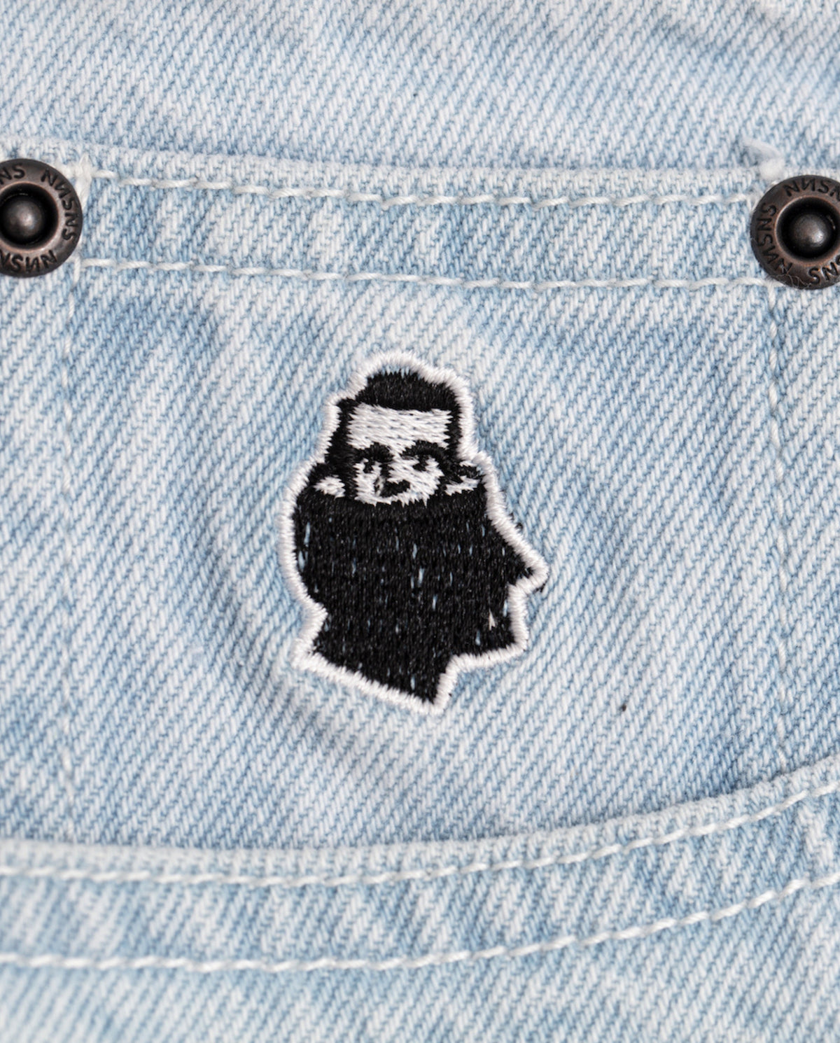 Lichtblauwe denim jeans met patch van berenfiguur op voorzak