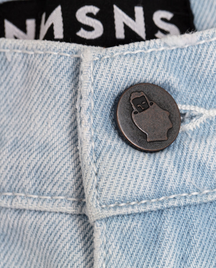 Lichtblauwe denim jeans met metalen knoop en sierring, merklabel op tailleband
