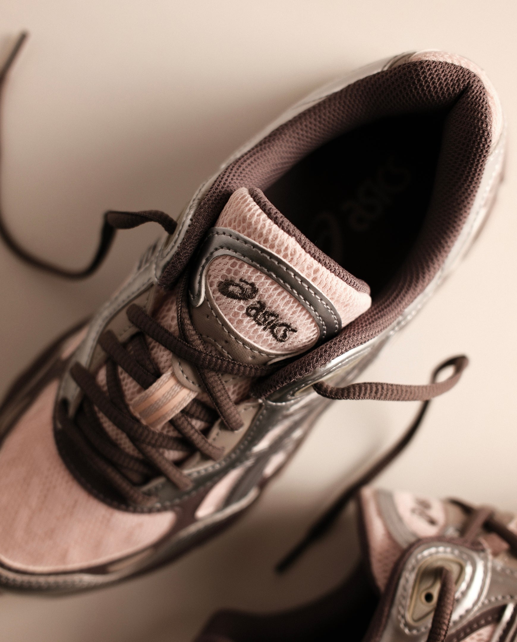 Roze en zilveren sneaker met logo op tong en geperforeerde mesh bovenkant