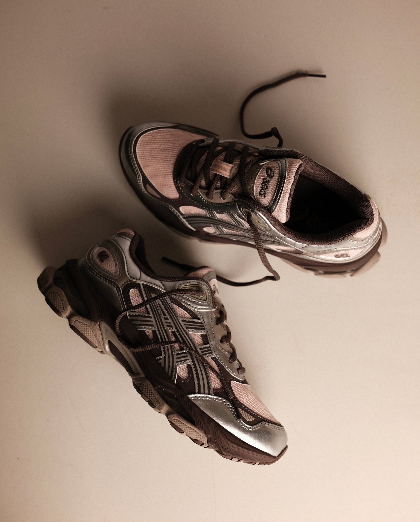 Paar roze en zilveren sneakers met dikke zool en sportieve veters