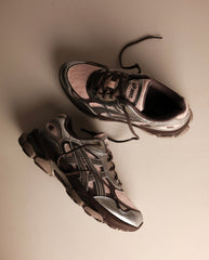 Paar roze en zilveren sneakers met dikke zool en sportieve veters