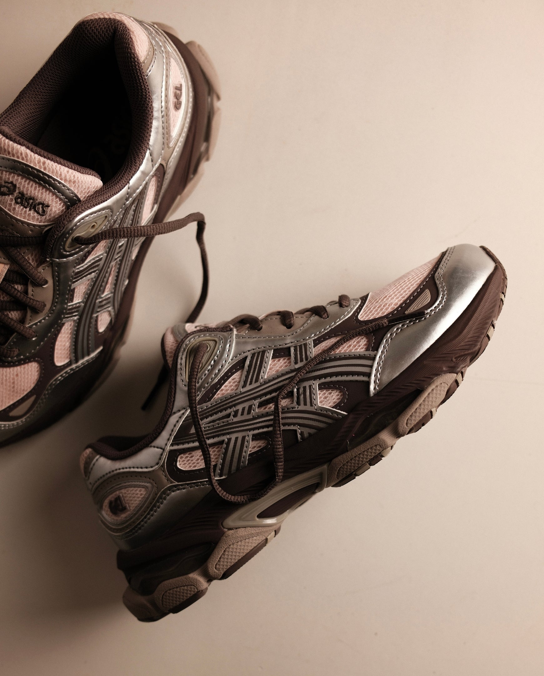 Roze en zilveren sneaker met mesh bovenwerk, veters en opvallende hielkraag