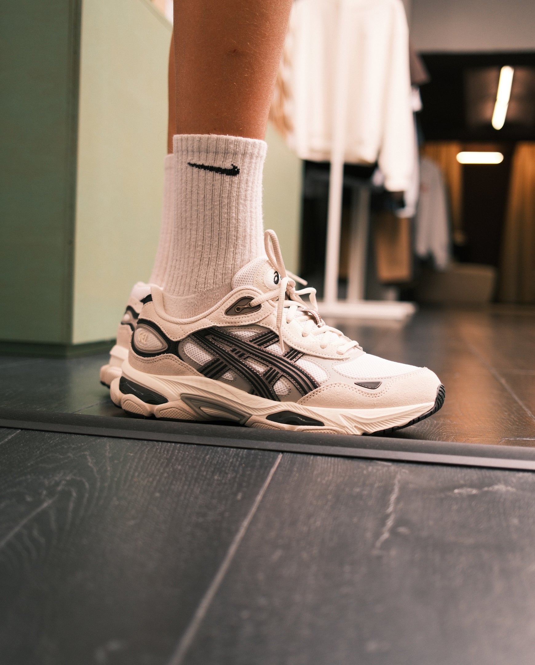 Asics Gel-NYC 2.0 sneaker wit met zwarte panelen, gedragen met lichtroze sok