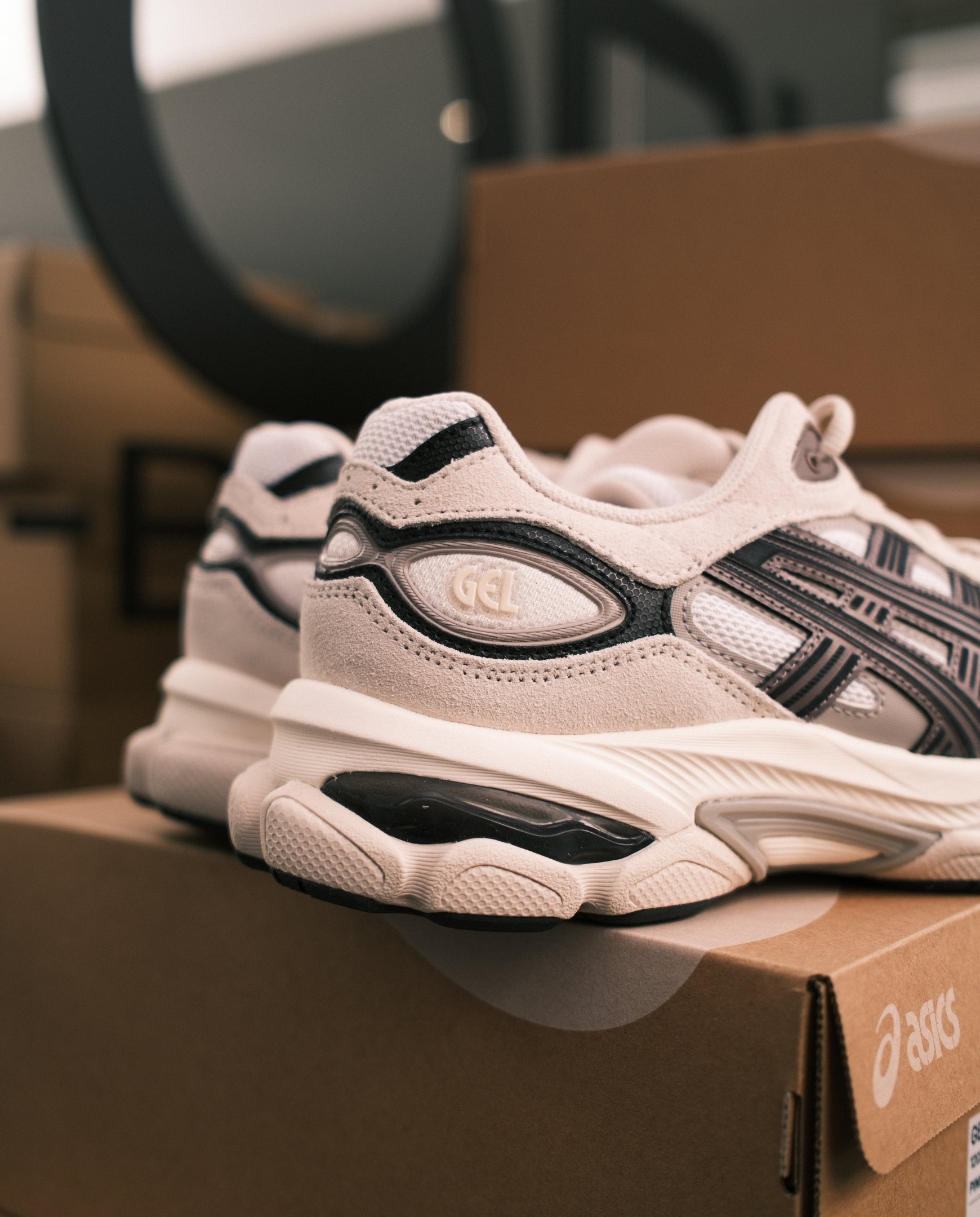 Asics Gel-NYC 2.0 sneaker met witte bovenkant en zwarte accenten, zijdetail zichtbaar