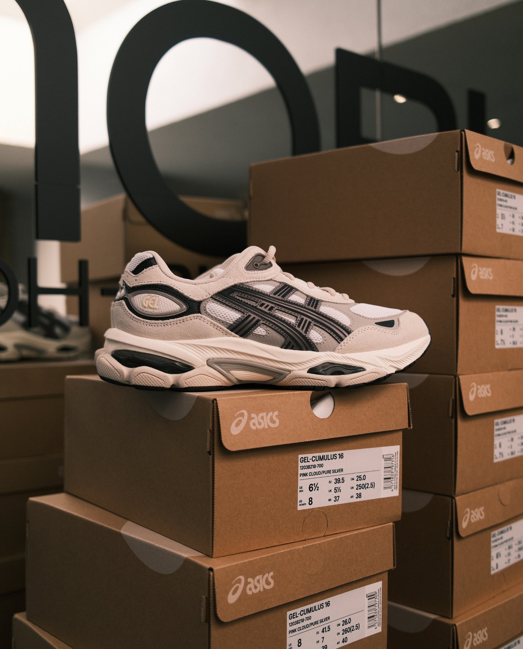Asics Gel-NYC 2.0 hardloopschoen wit met zwarte bies, op Asics-dozen