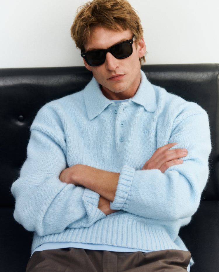 Lichtblauwe oversized gebreide polo met kraag en knoopsluiting, lange mouwen