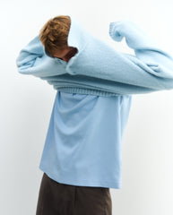 Lichtblauwe oversized gebreide polo met kraag, ribboorden bij mouwen en zoom