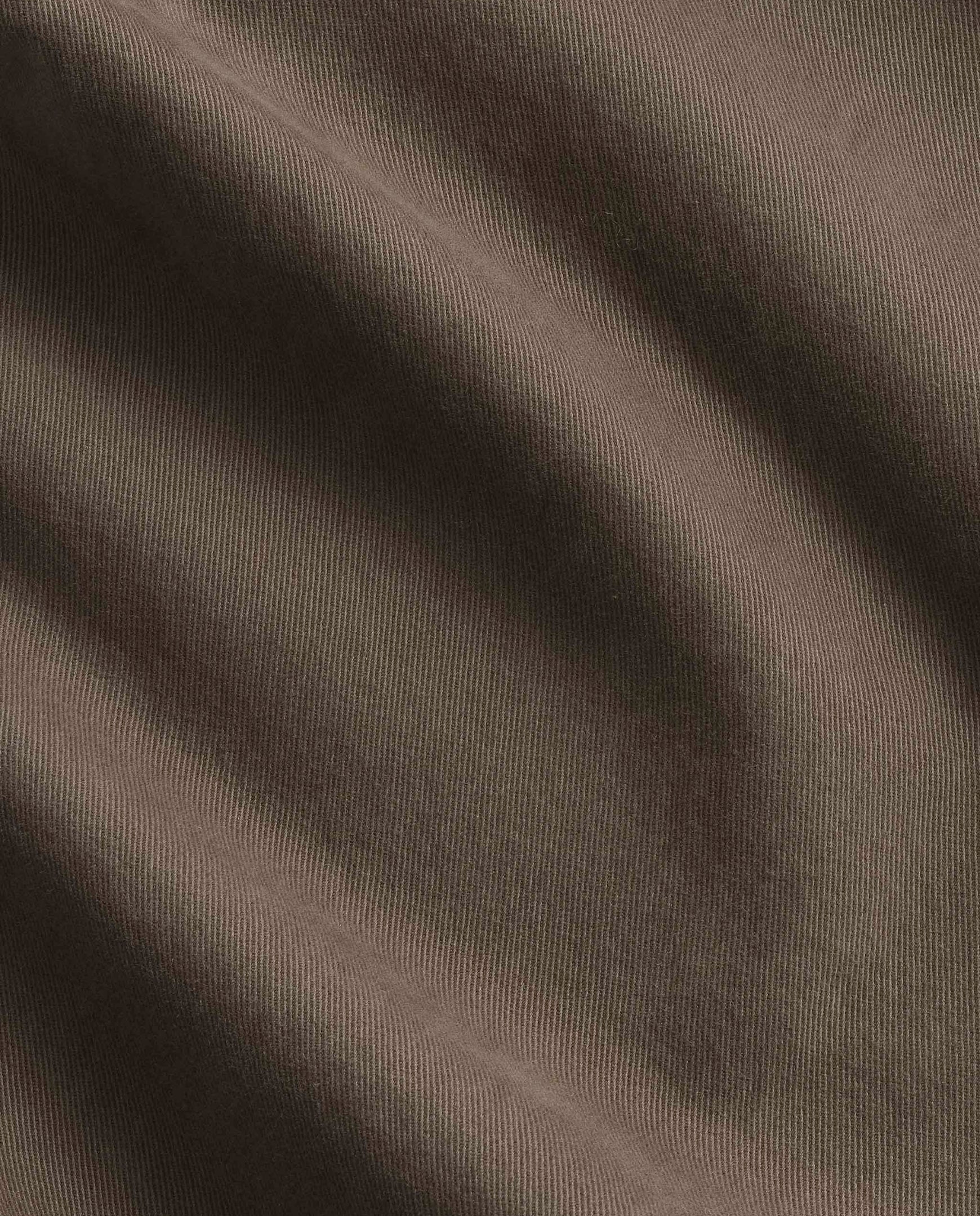 Bruine denimstof in close-up met fijne geweven textuur