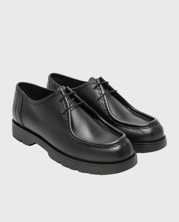 Zwarte leren veterschoen met ronde neus en dikke zool, zichtbare stiksels en veters