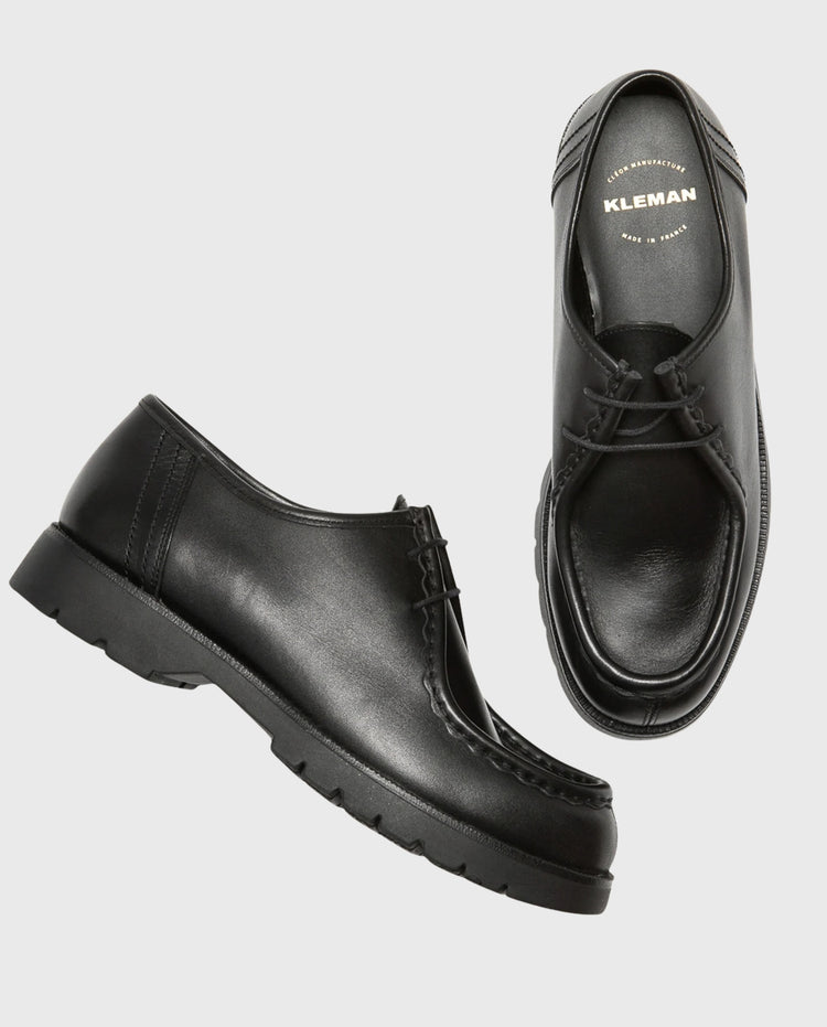 Zwarte leren veterschoenen met ronde neus; Kleman-logo op binnenzool