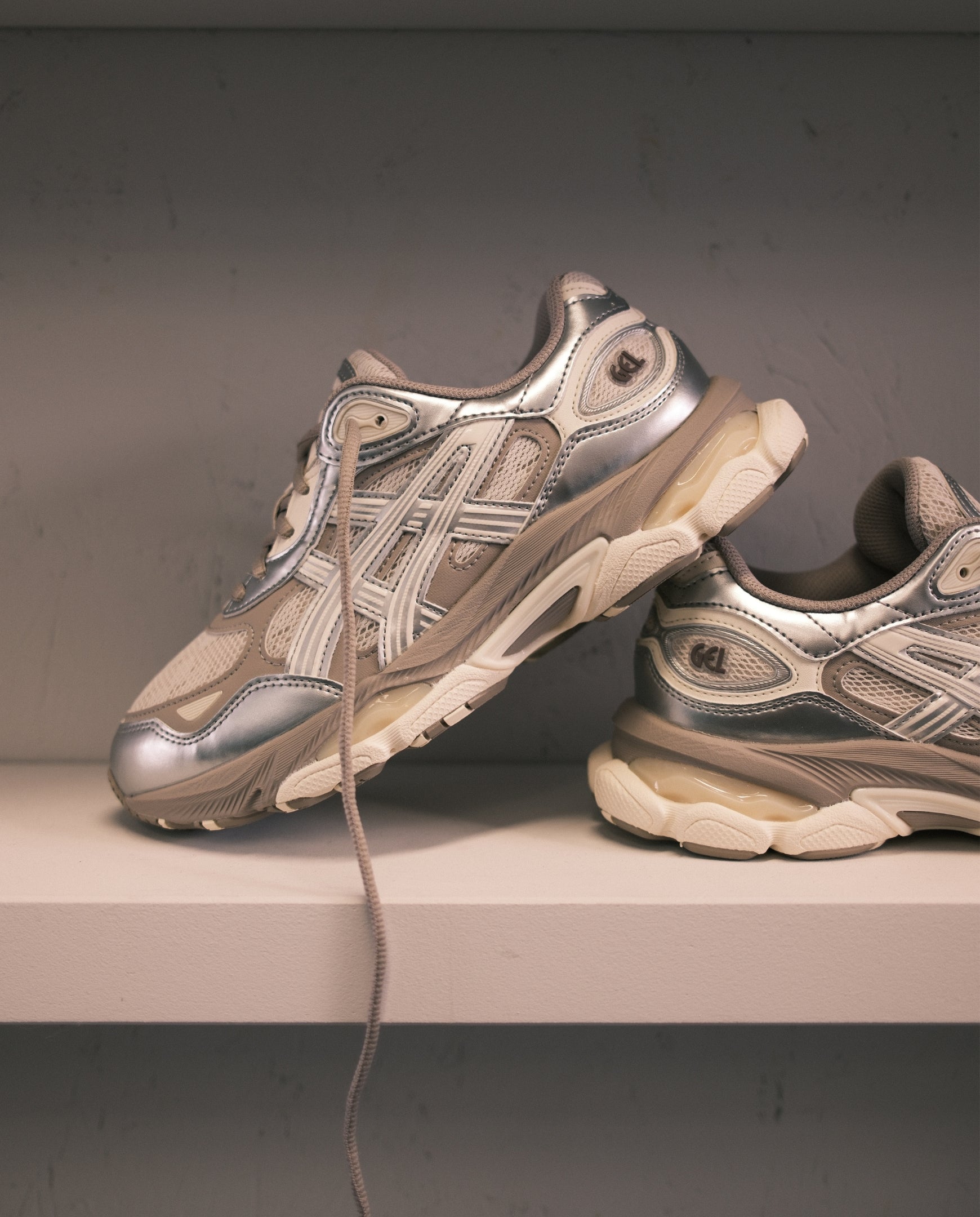 ASICS Gel-NYC 2.0 sneakers, smoke grey en zilver, met veters en grijze panelen