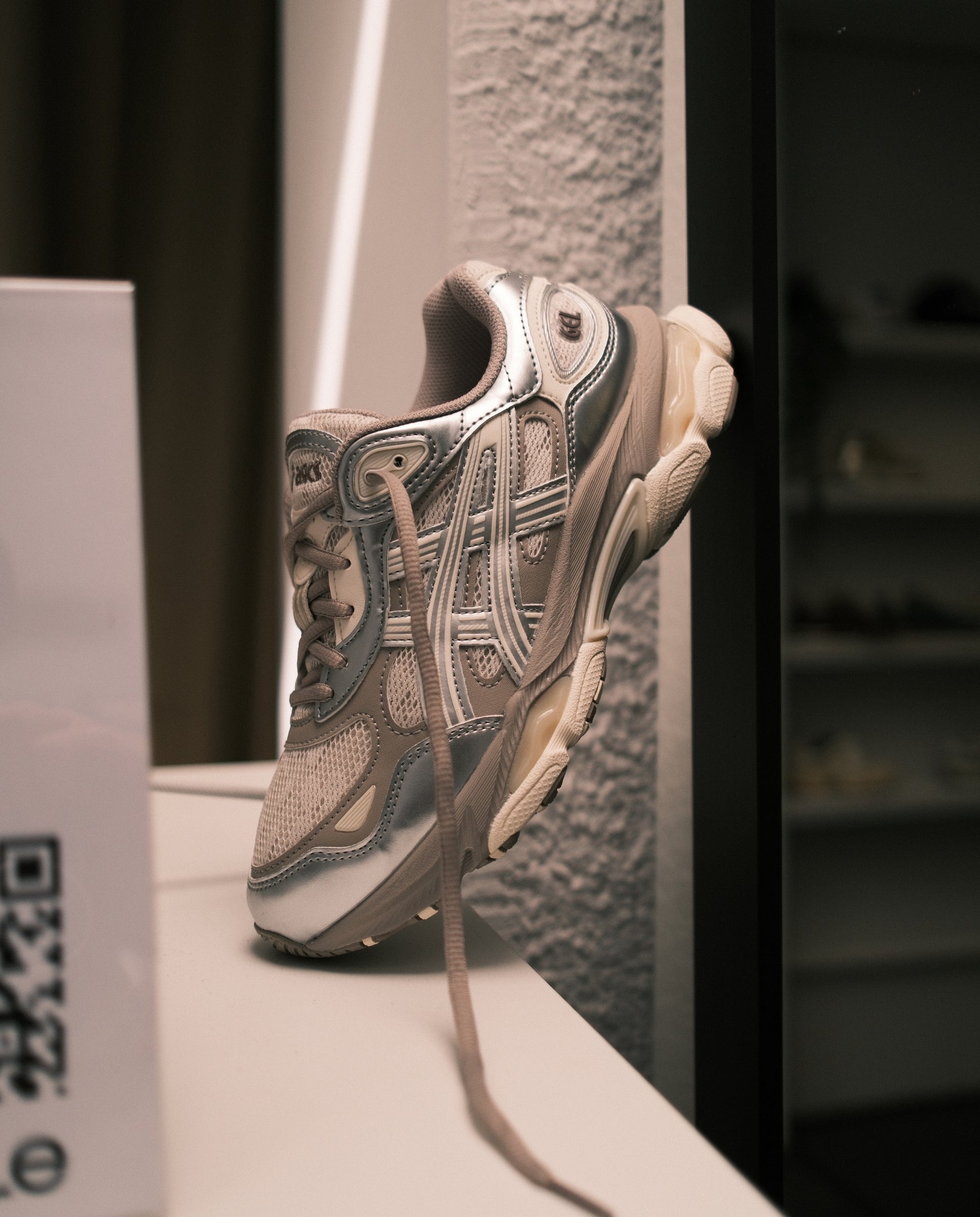 ASICS Gel-NYC 2.0 sneaker, smoke grey en zilver, zijaanzicht met veters en grof profiel