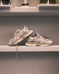 ASICS Gel-NYC 2.0 sneakers, smoke grey en zilver, twee paar op plank, met veters