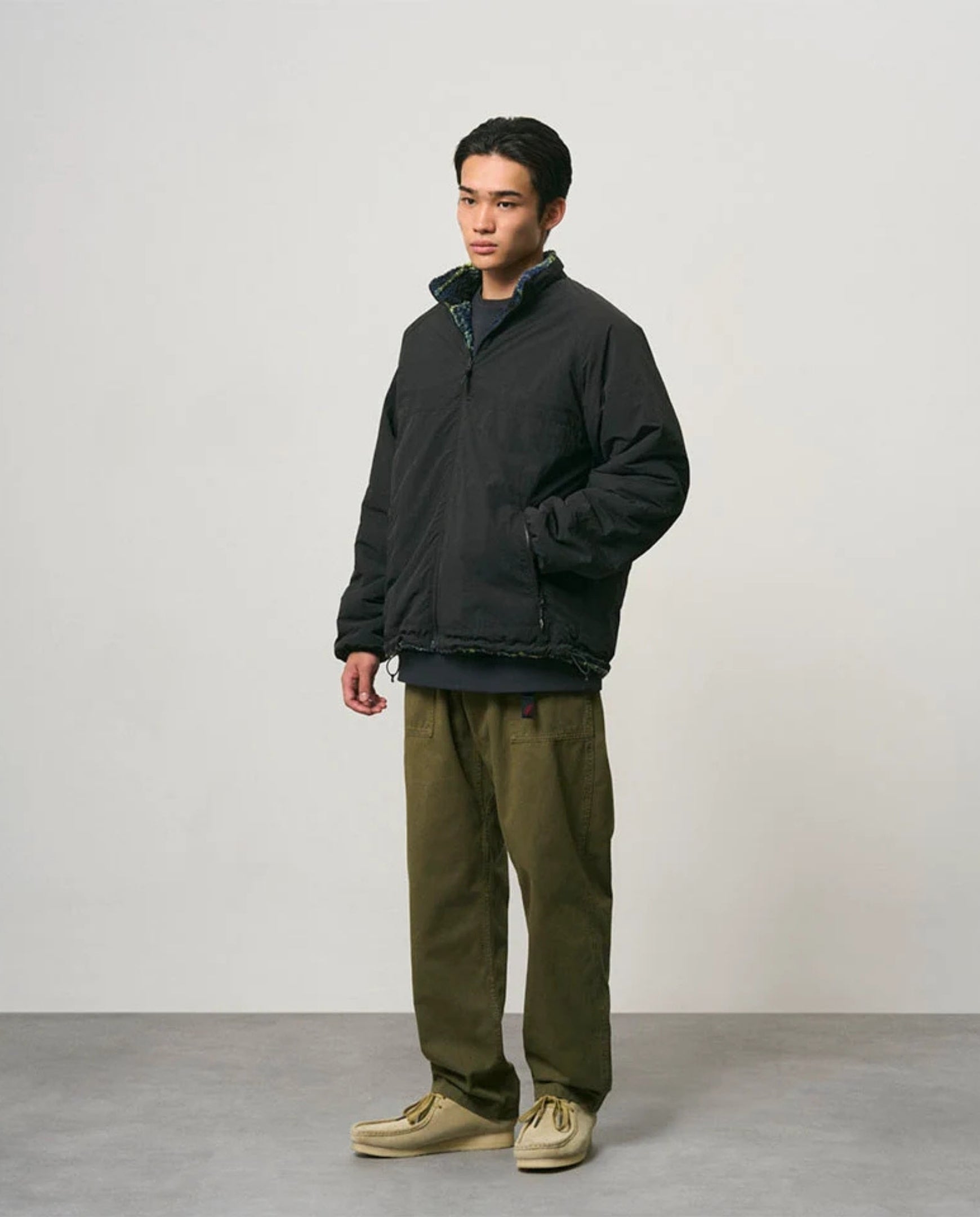 Zwarte reversible jas met hoge kraag en rits, afgewerkt met sherpa