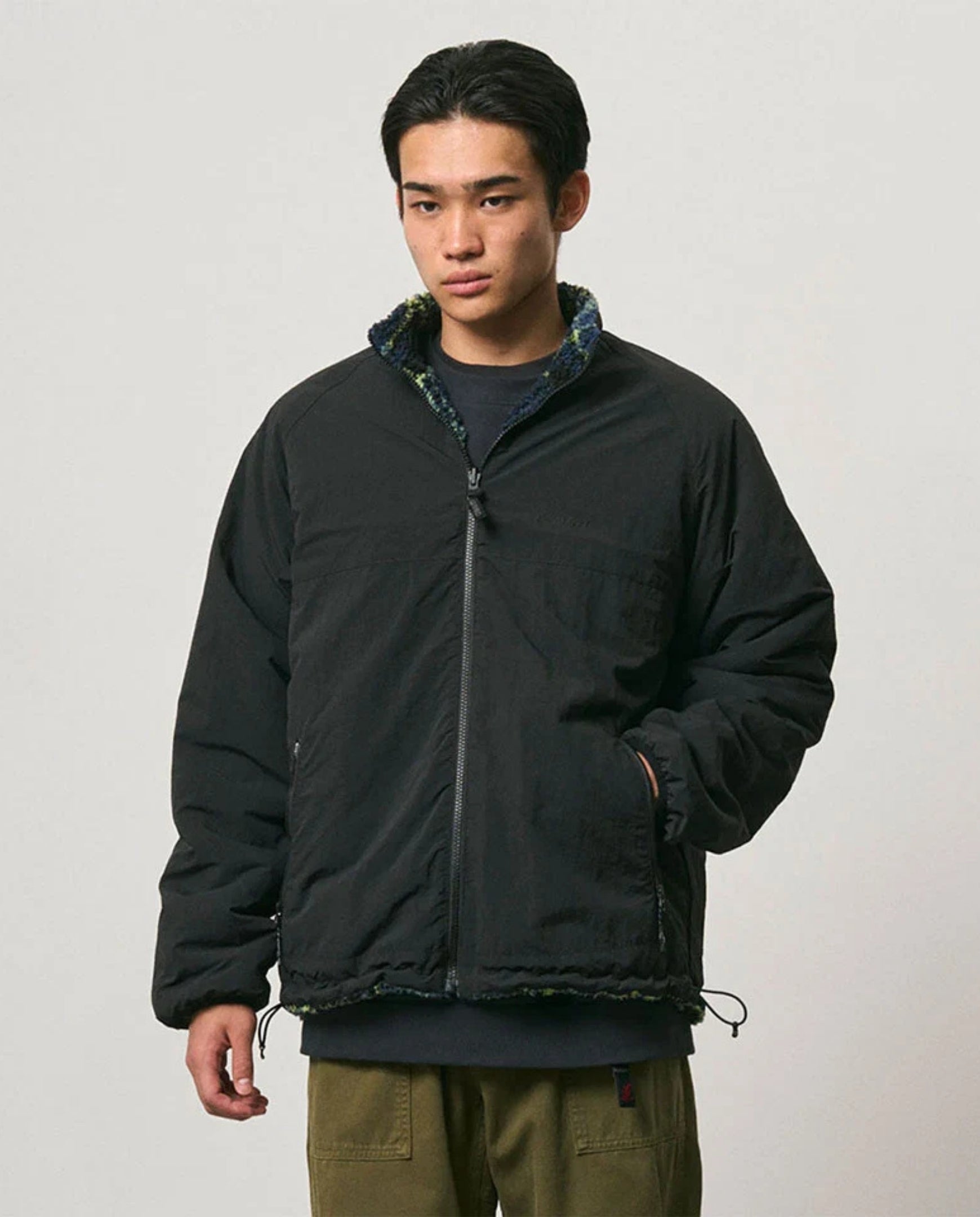 Zwarte reversible jas met rits, teddy-sherpa boord en aantrekkoorden aan zoom