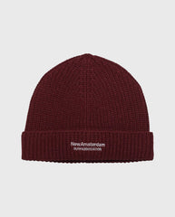 Reversibele beanie donkerrood met NewAmsterdam-logo op geribde boord.