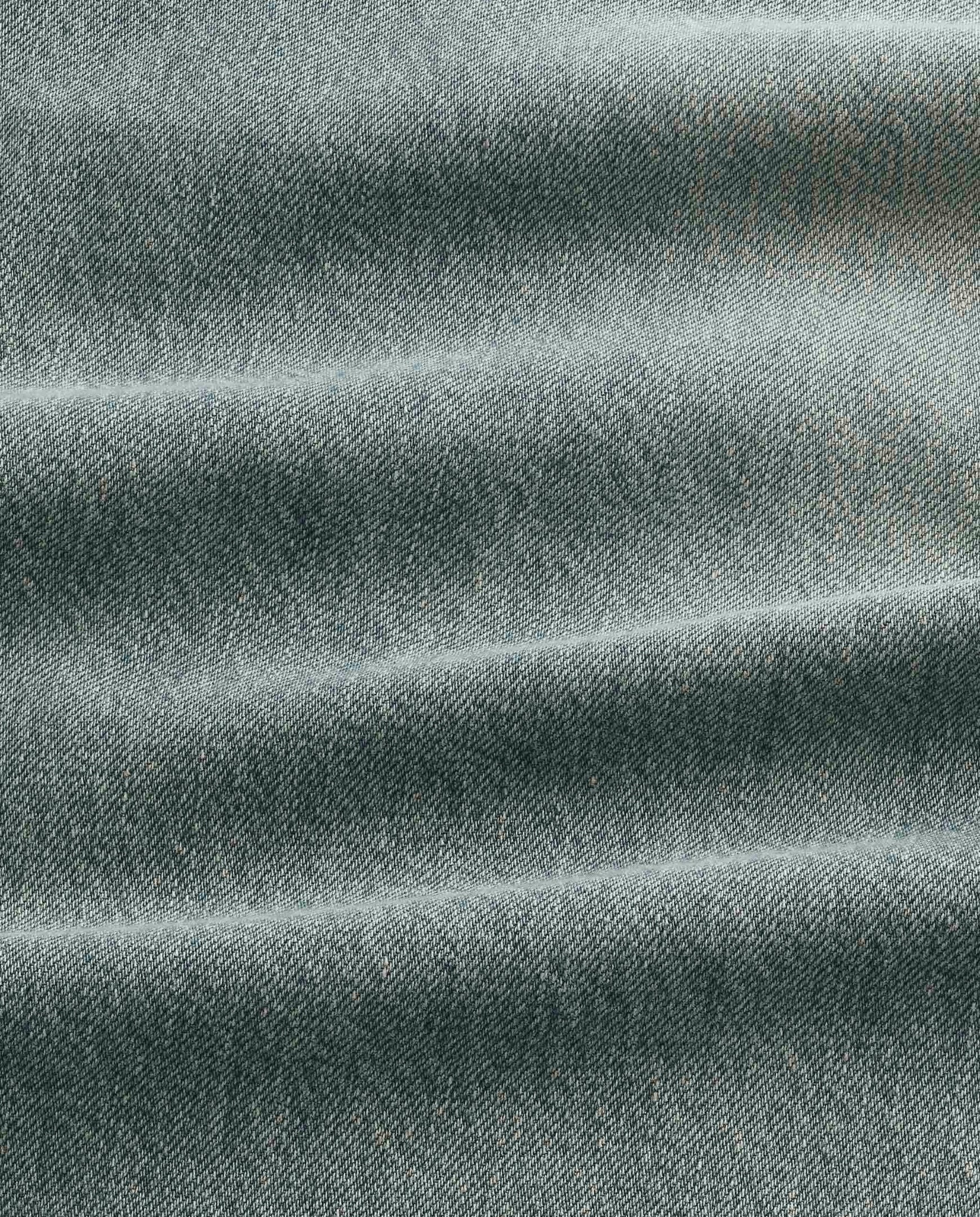 Denimstof van lichtblauwe jeans met fijne weving en subtiele wassing