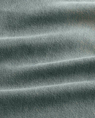 Denimstof van lichtblauwe jeans met fijne weving en subtiele wassing