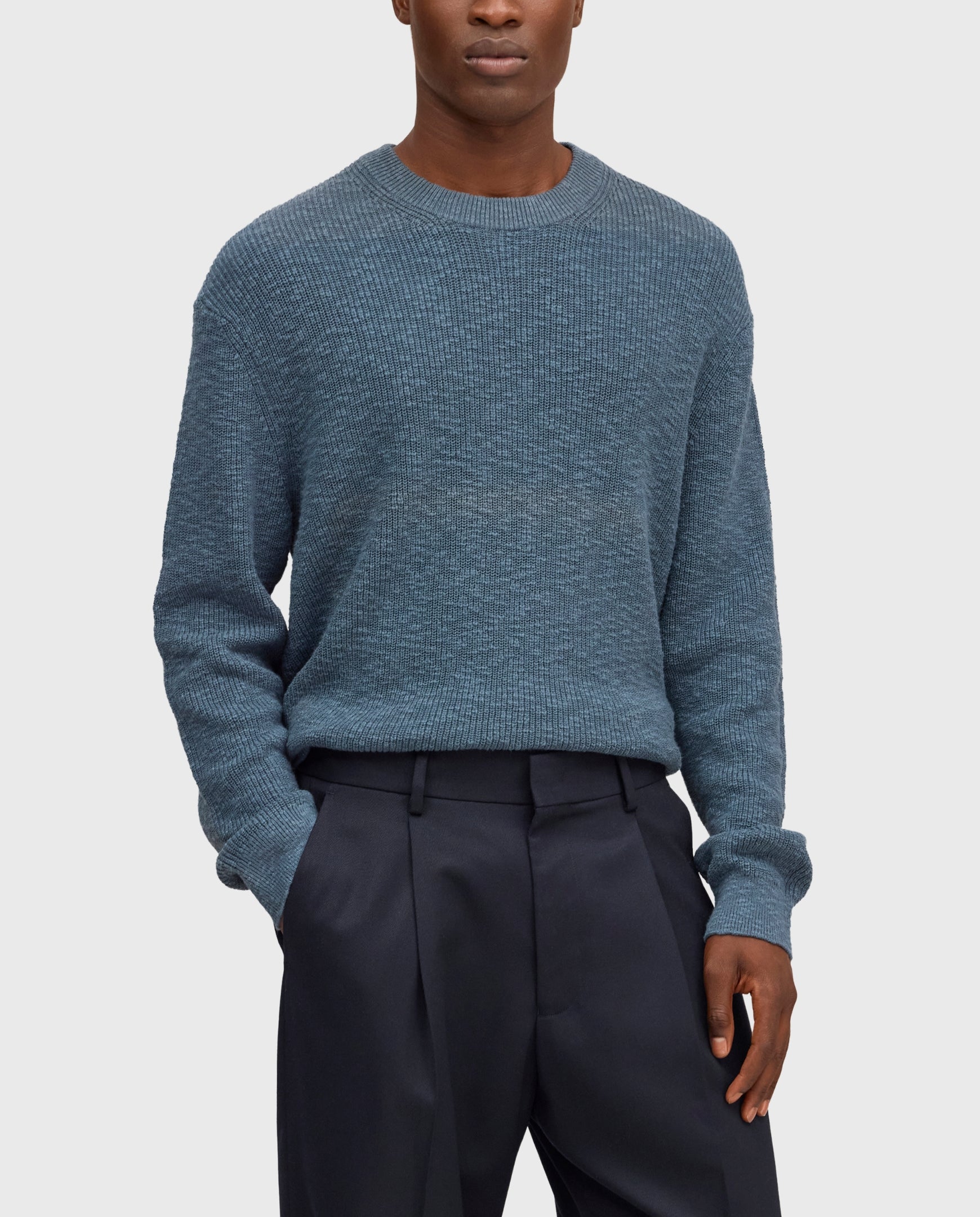 Blauwe gebreide crewneck trui met lange mouwen en ribboord