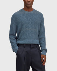 Blauwe gebreide crewneck trui met lange mouwen en ribboord