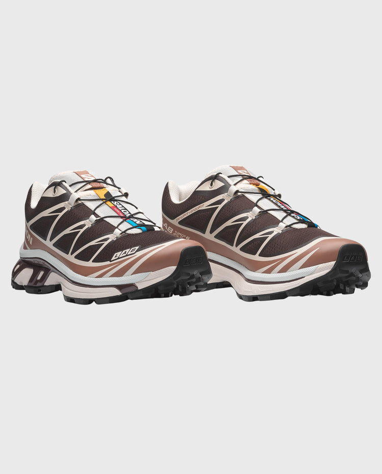Salomon XT-6 trailrun-sneakers, bruin/zwart met witte details en zwarte profielzool.