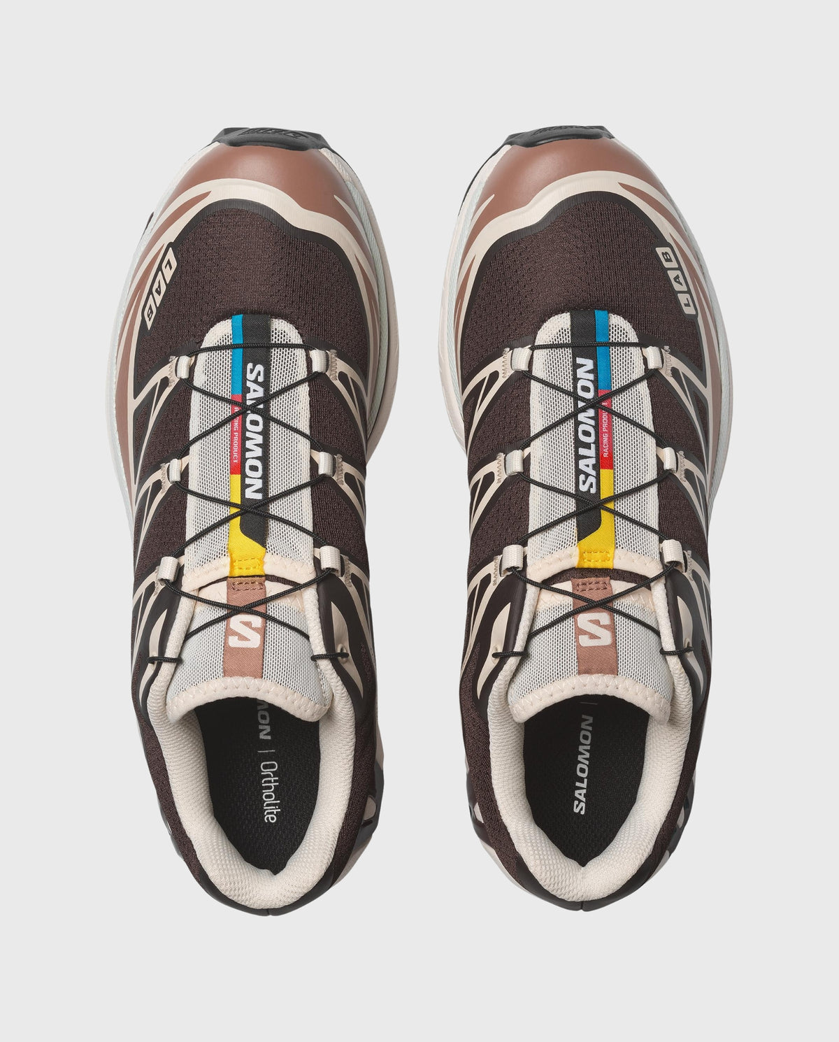 Salomon XT-6 sneakers met mesh bovenwerk, bruine hak, witte veters en zwarte profielzool.