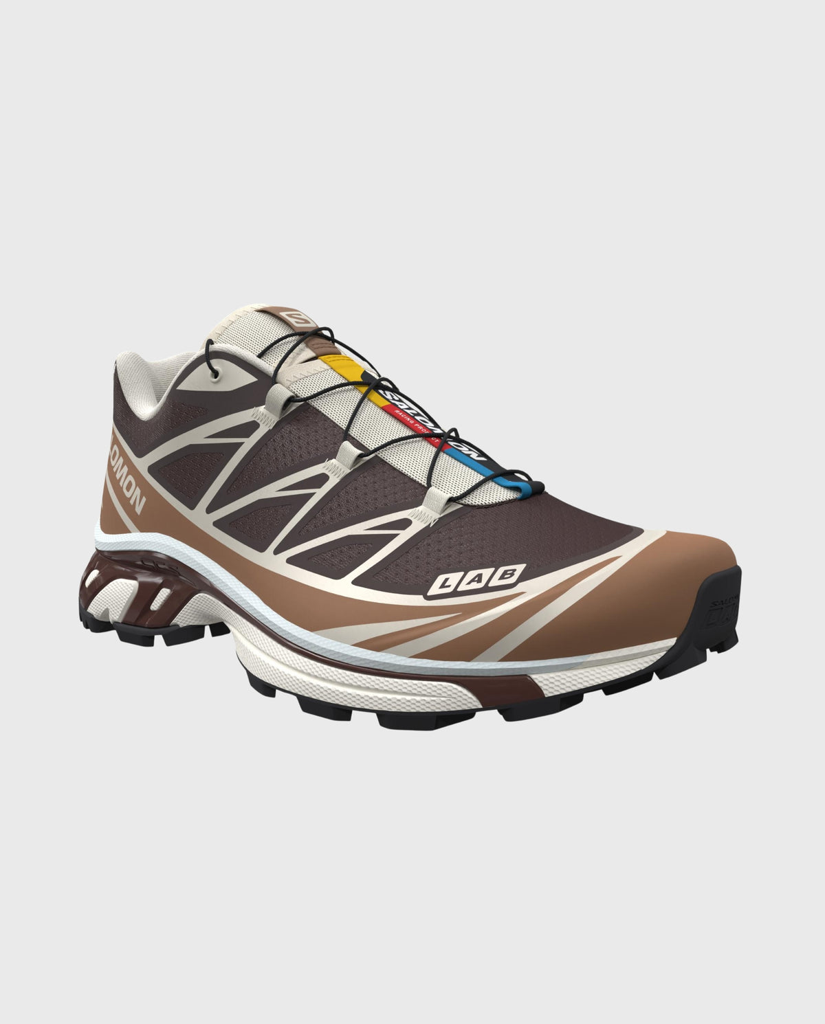 Salomon XT-6 sneakers met bruine body, witte panelen en gekleurde veteraccenten.