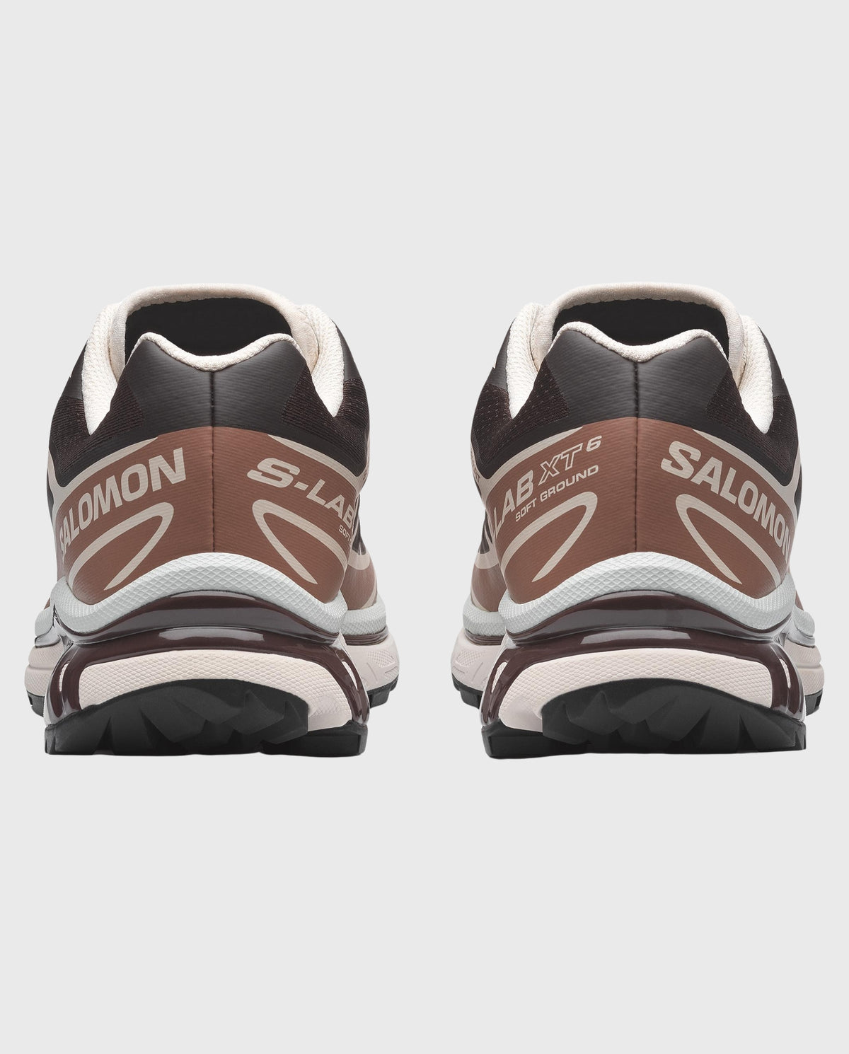 Salomon XT-6 achteraanzicht, S-LAB en Salomon-logo op bruine hiel met zwarte zool.