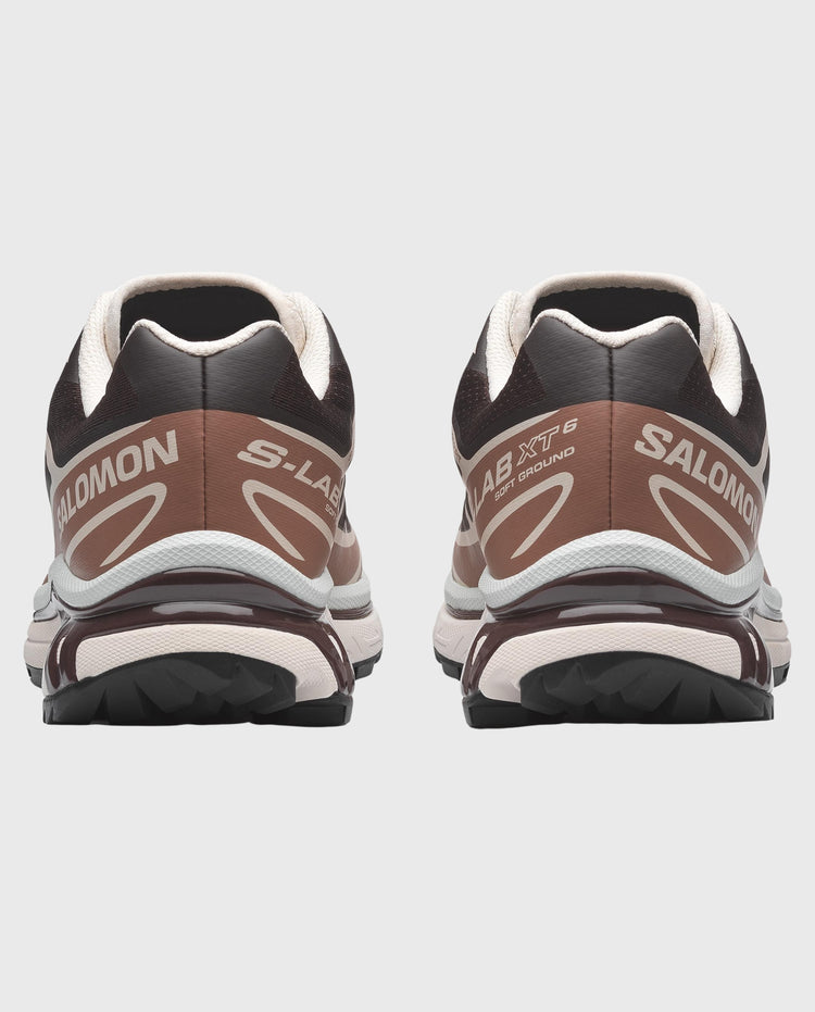 Salomon XT-6 achteraanzicht, S-LAB en Salomon-logo op bruine hiel met zwarte zool.