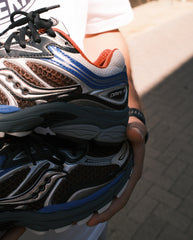 Saucony hardloopschoenen zwart-wit met blauwe strepen en oranje accenten