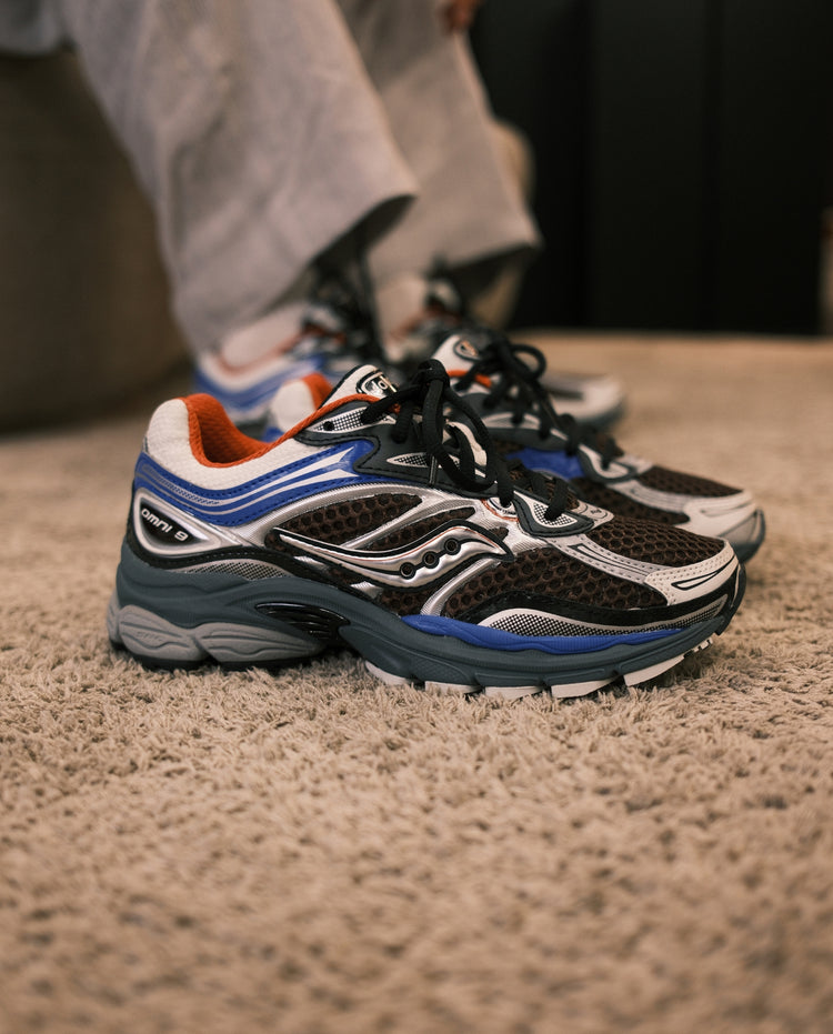Saucony hardloopschoenen wit met zwart mesh, blauwe zijkant en oranje kraag