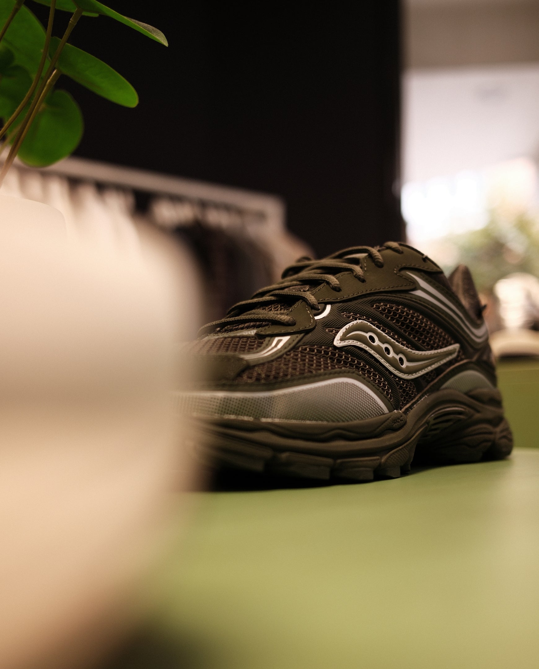 Saucony hardloopschoen met veters en lage profielzool, donkergroen met contrasterende zilveren rand
