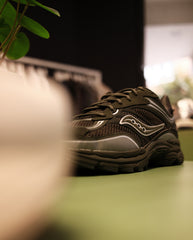 Saucony hardloopschoen met veters en lage profielzool, donkergroen met contrasterende zilveren rand