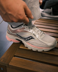 Lichtbeige sneaker met roze accenten, veters en geprofileerde zool