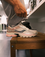 Saucony lichtbeige sneaker met roze en zwarte panelen, veters en sportzool