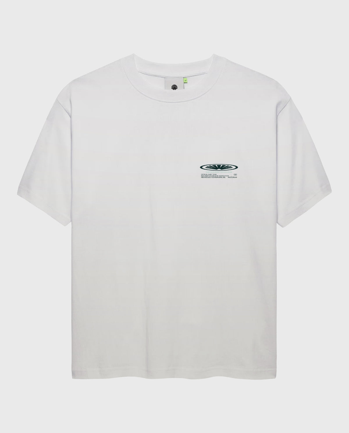 Wit T-shirt met kleine groene borstlogo