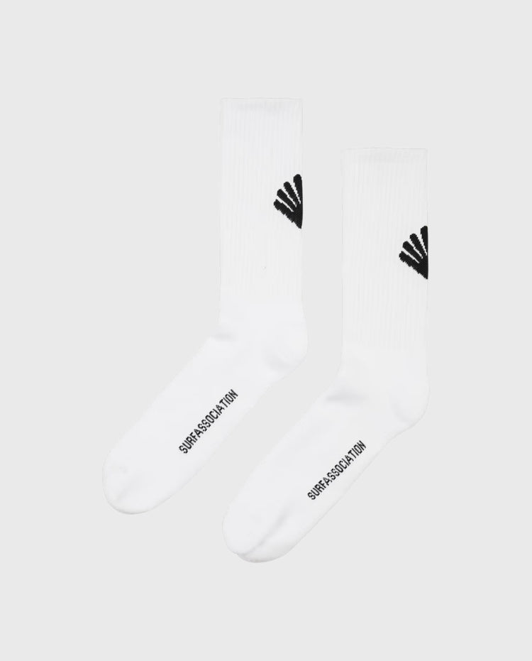 Witte teensokken met zwart logo en tekstdetail op de wreef