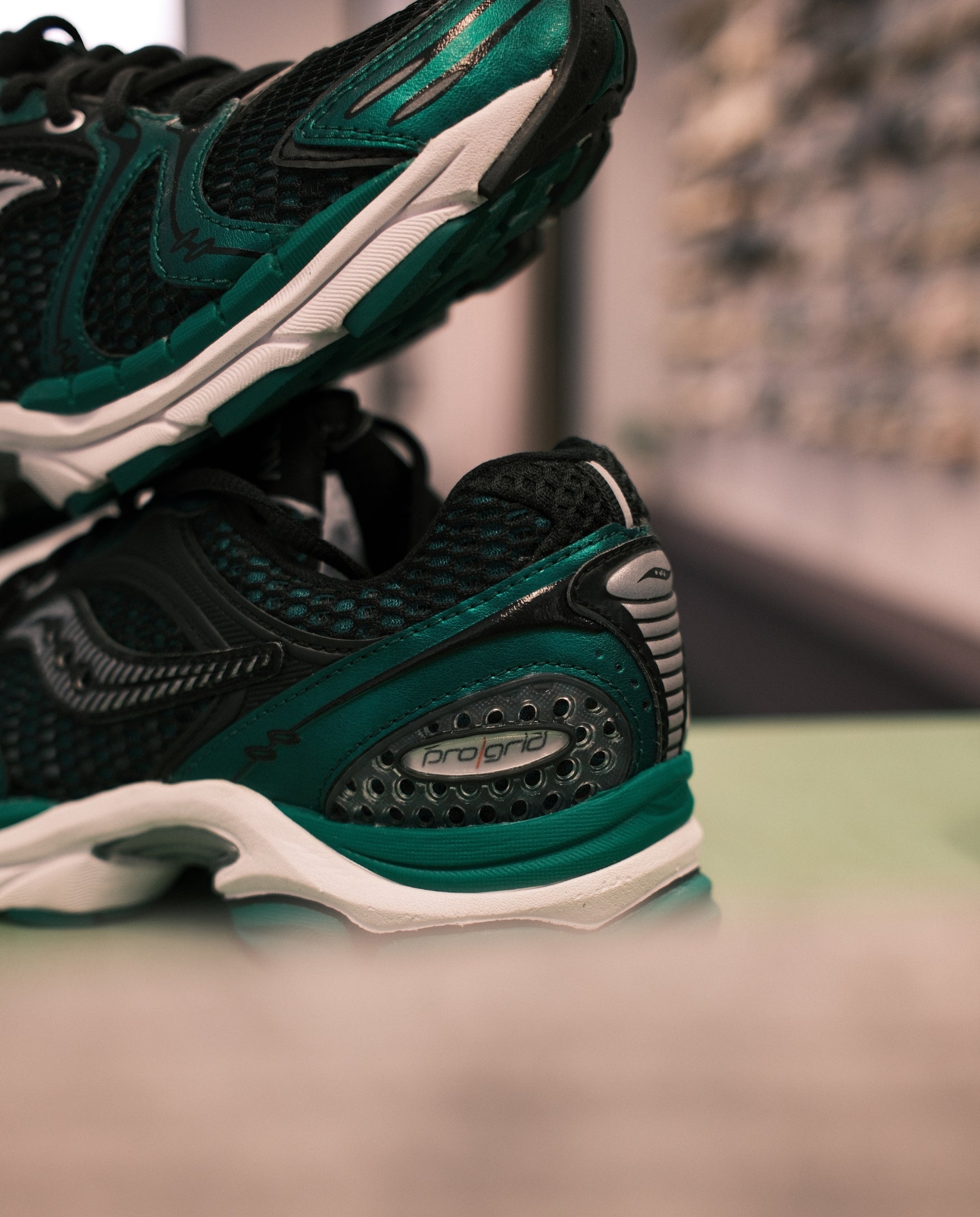 Donkergroene Saucony hardloopschoen met zwarte mesh en witte tussenzool