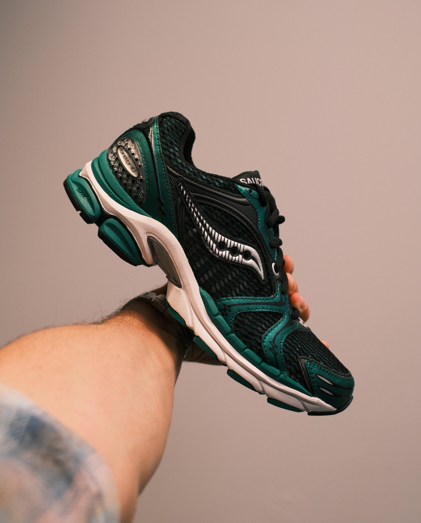 Zwarte en donkergroene Saucony hardloopschoen met veter en witte tussenzool