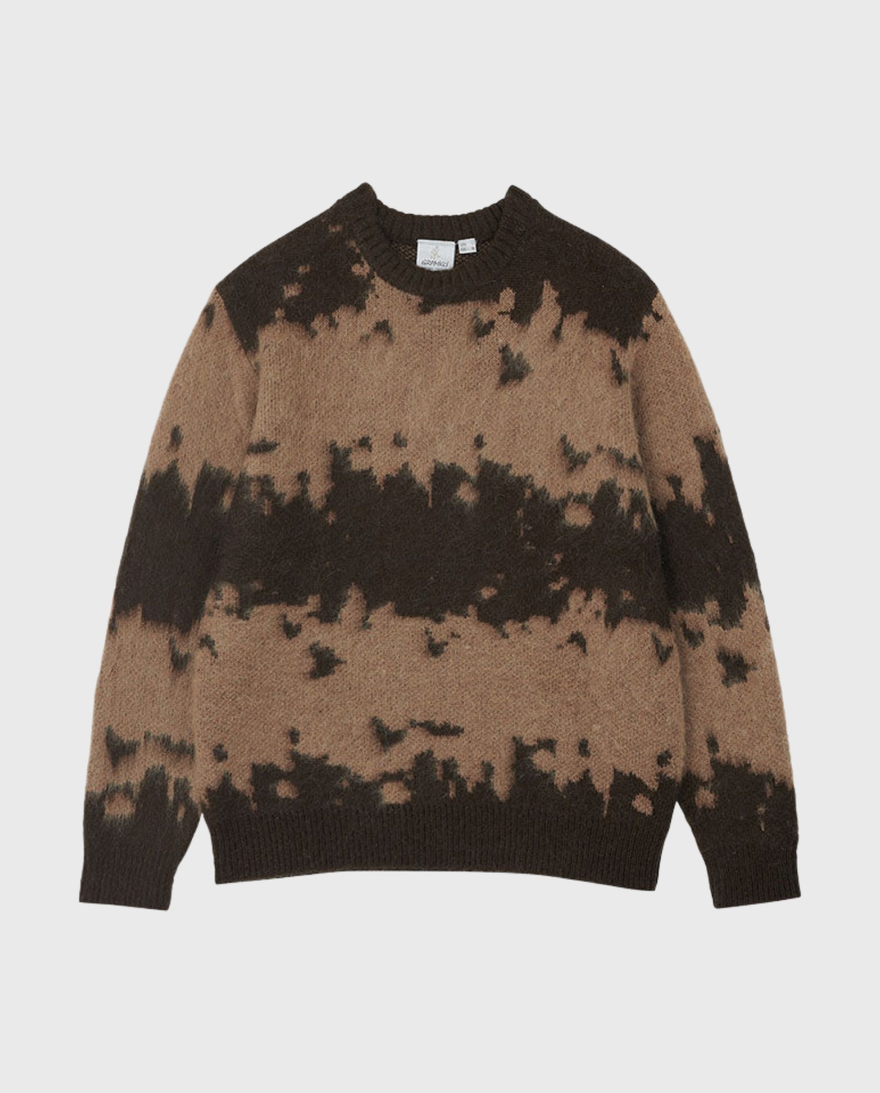 Mannelijke mohair trui met taupe basis en donkerbruine splatterprint, ronde hals met label