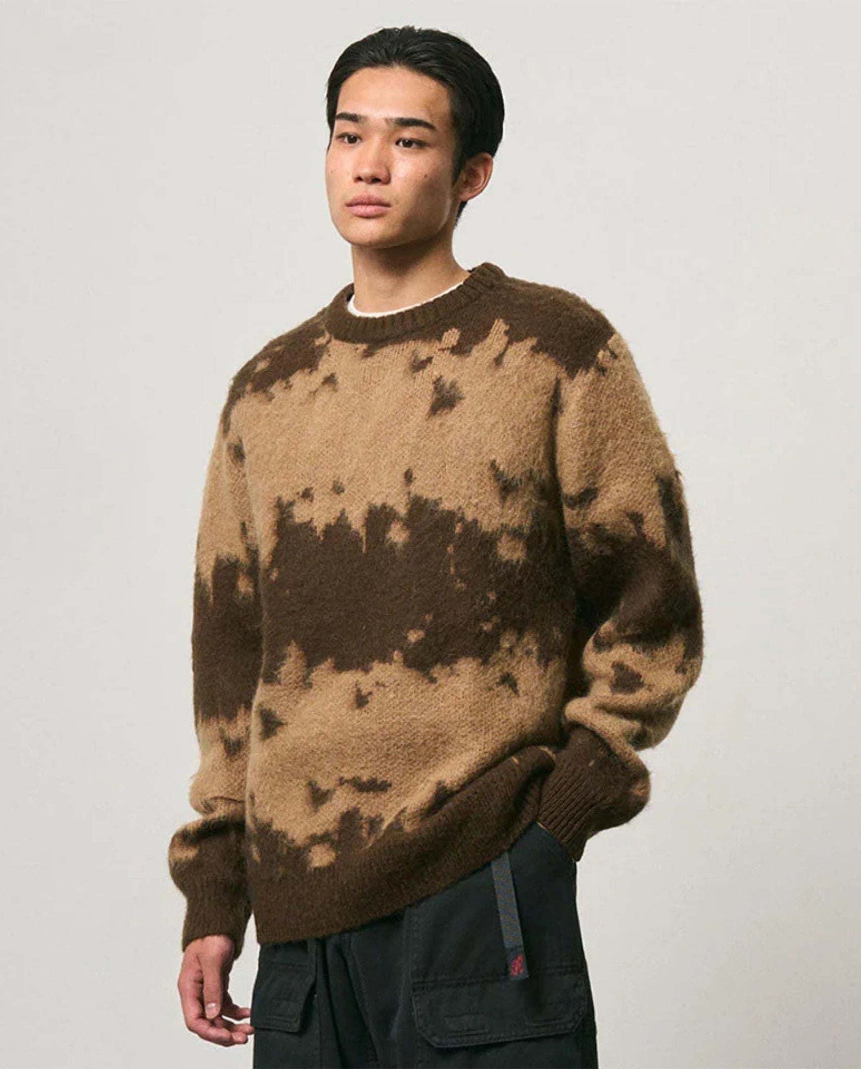 Heren mohair trui met taupe basis en donkerbruine splatterprint, ronde hals, losse pasvorm