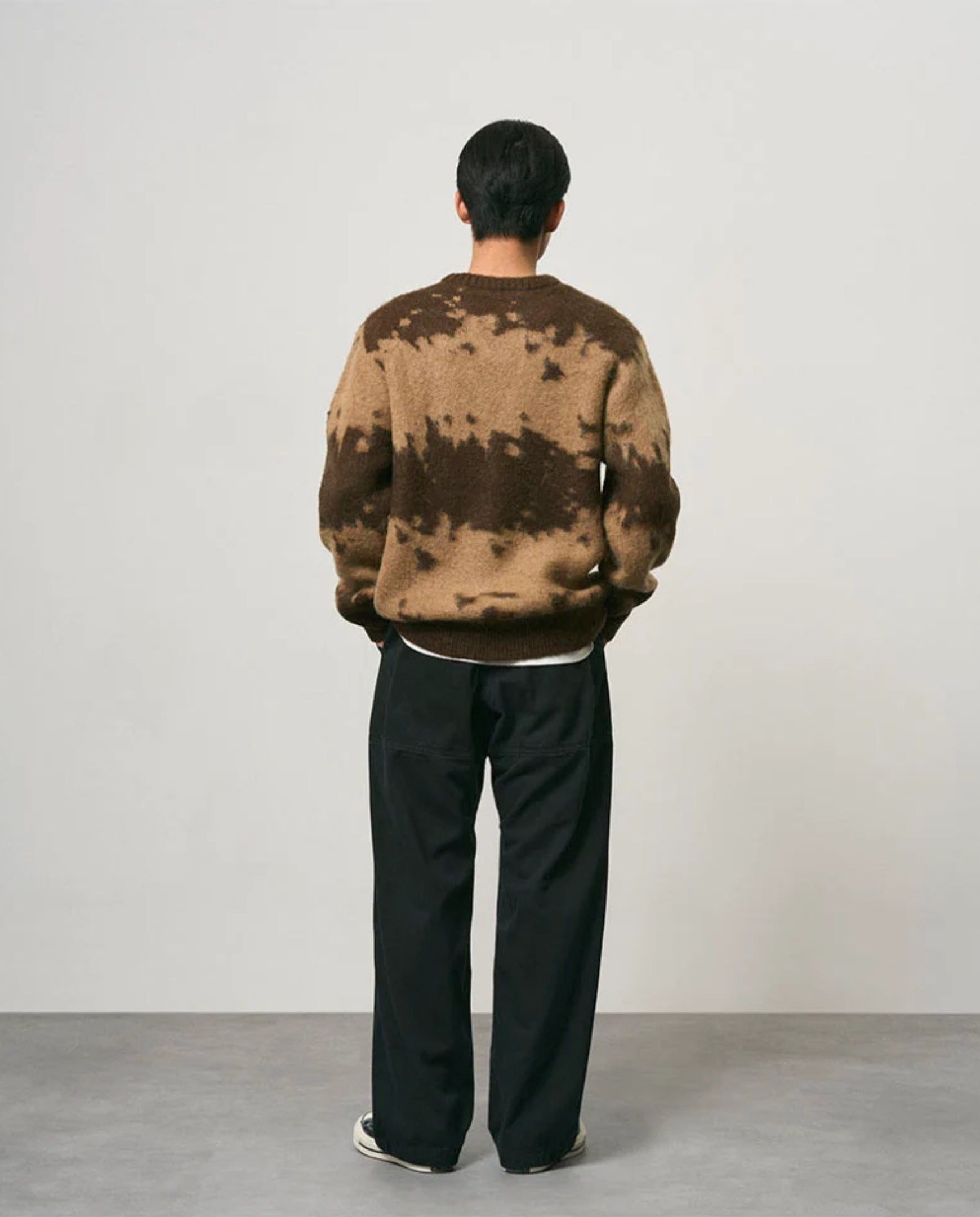 Rugzijde heren mohair trui met taupe basis en donkerbruine splatterprint, ronde hals, mouwen