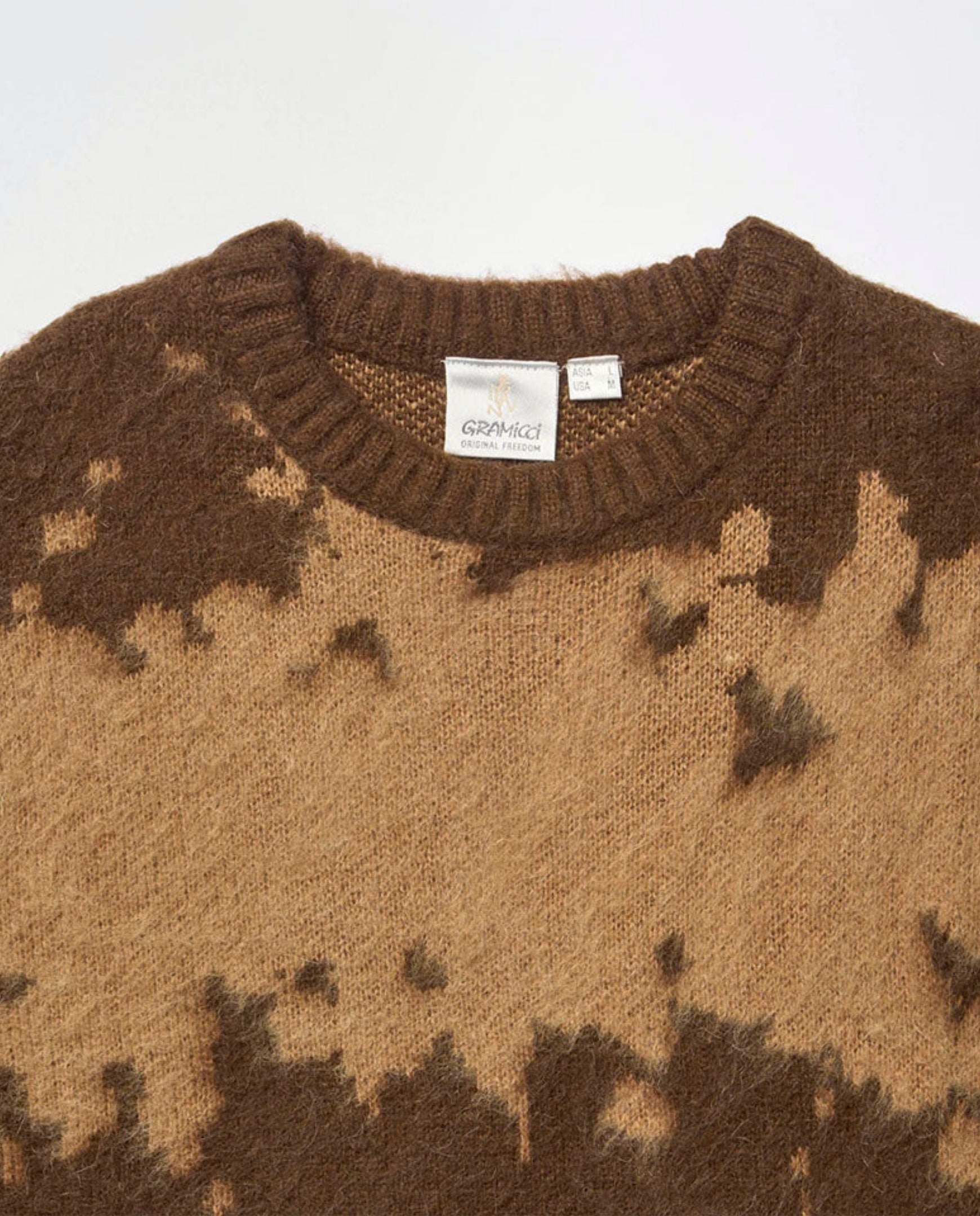 Ronde hals van mohair trui met taupe en donkerbruine splatterprint, zichtbaar label