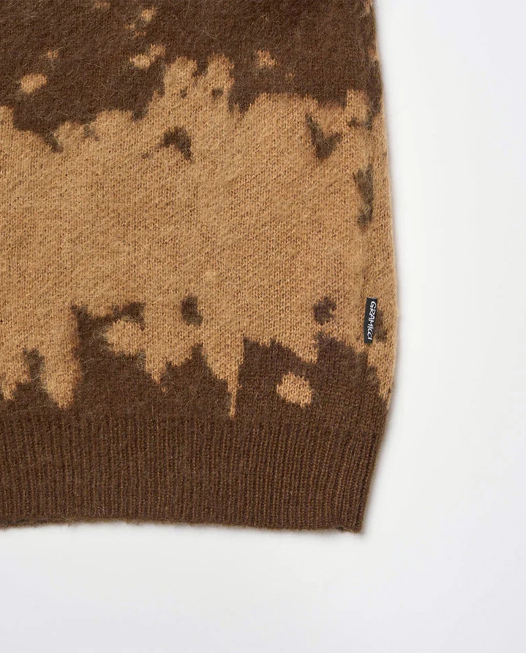 Mohair trui zoomboord in taupe met donkerbruine splatterprint, geribde onderrand