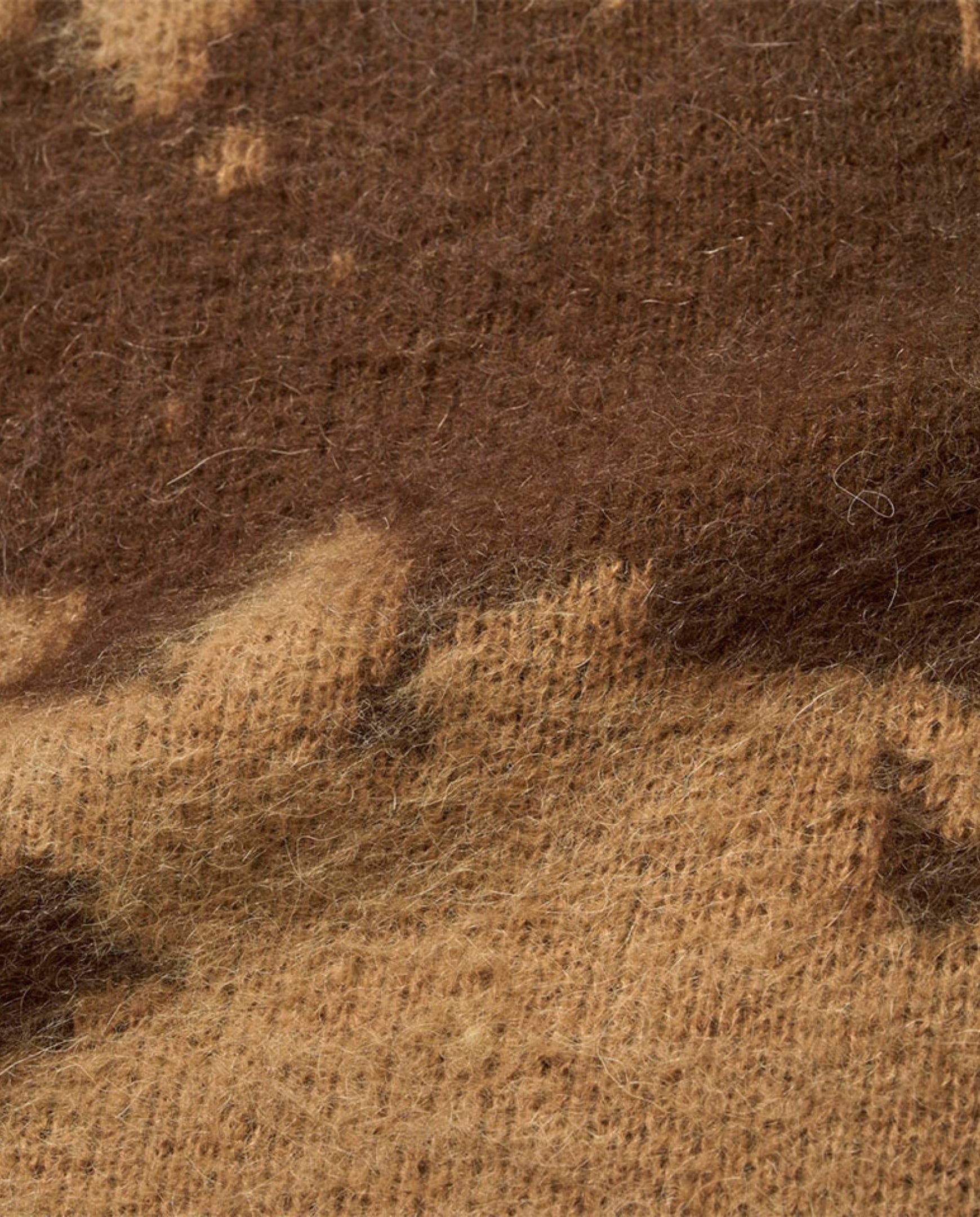 Mohair stof met taupe en donkerbruine splatterpatroon, textuur close-up