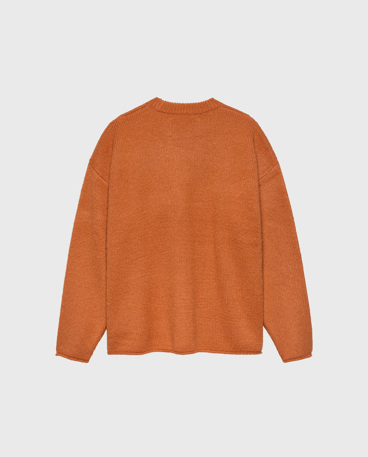 Oranje gebreide trui platgelegd, ronde hals, lange mouwen; achterkant.