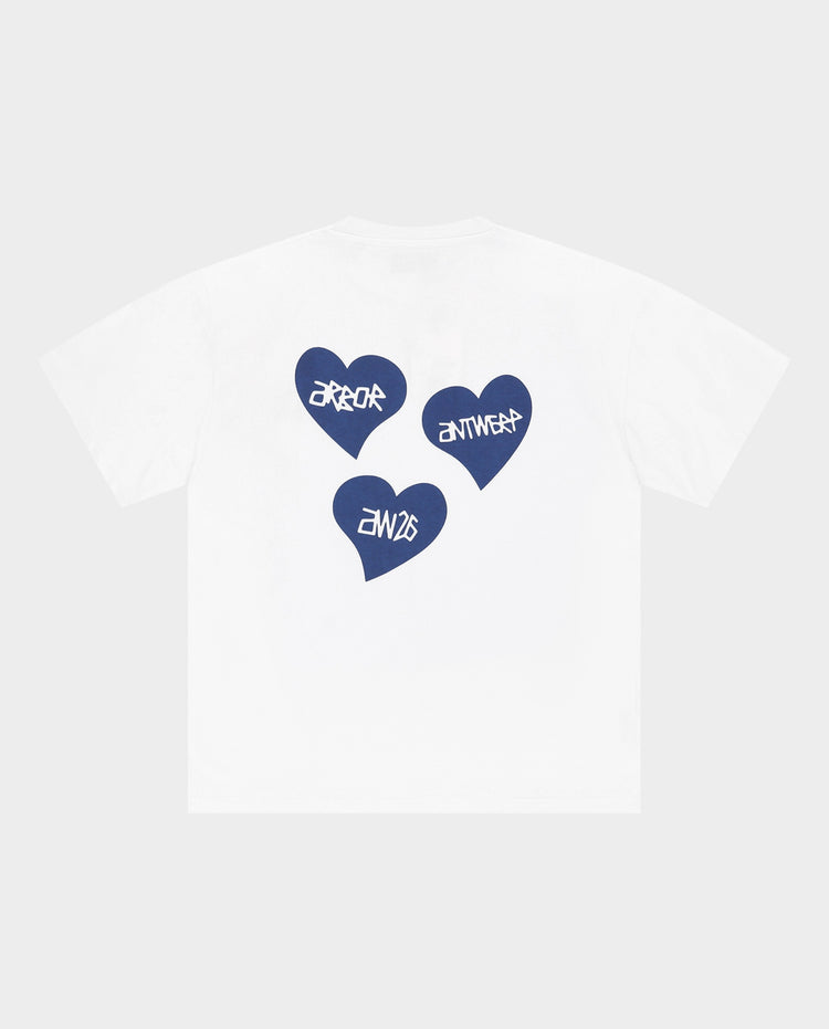 Witte T-shirt met drie blauwe hartjesprint op de rug
