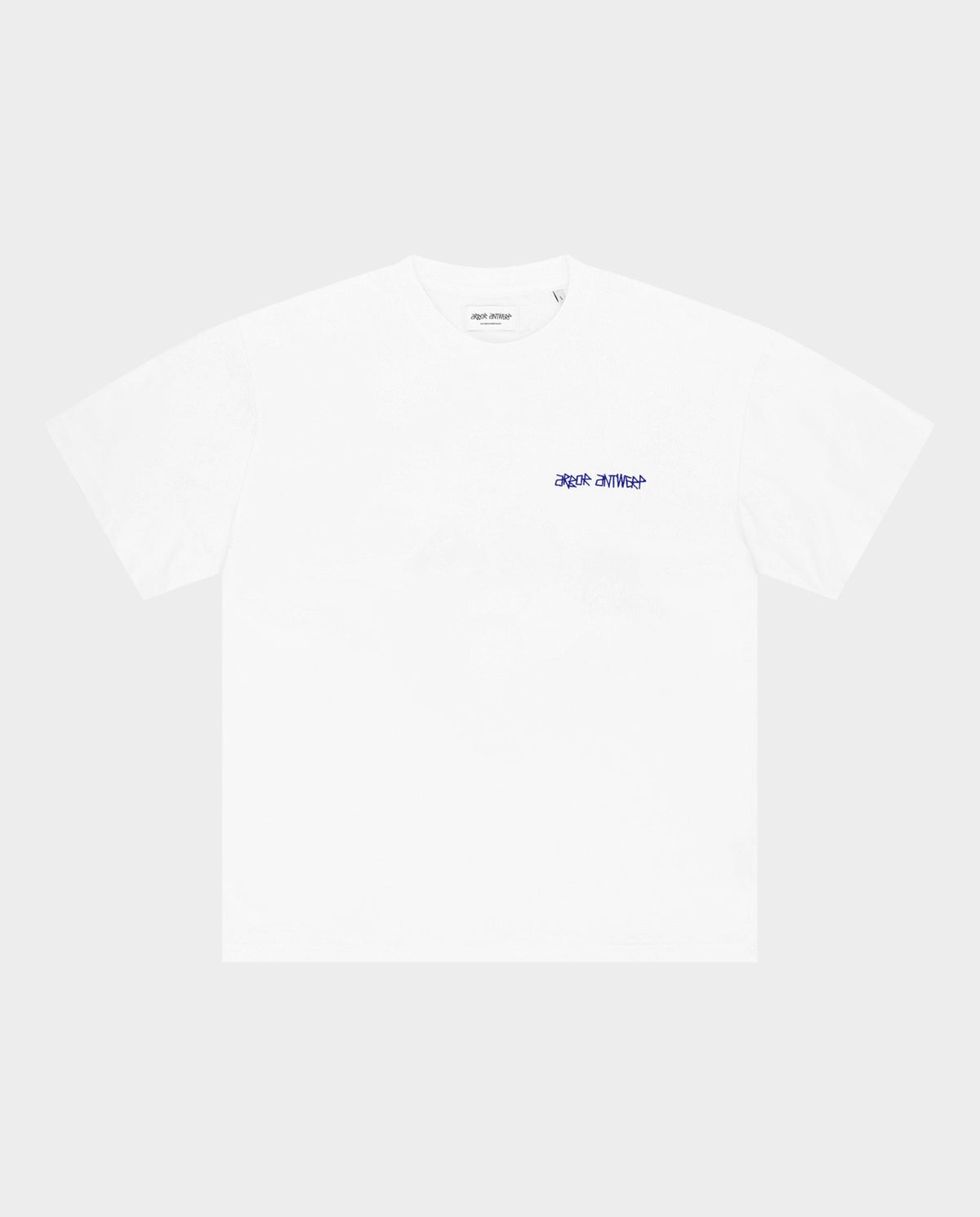 Witte T-shirt met klein blauw logo op de borst