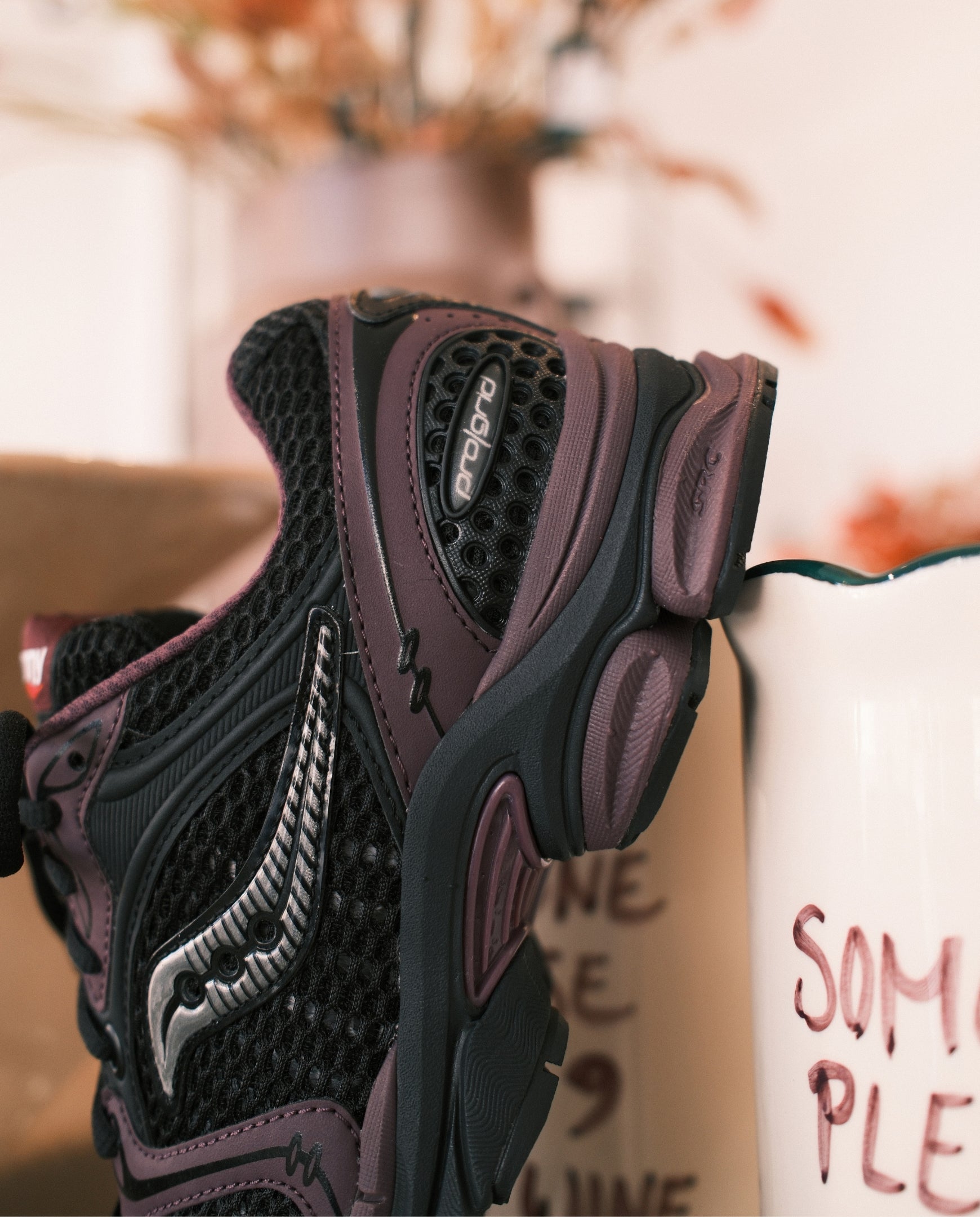 Saucony hardloopschoen Progrid Triumph 4 in aubergine en zwart, zijdetail